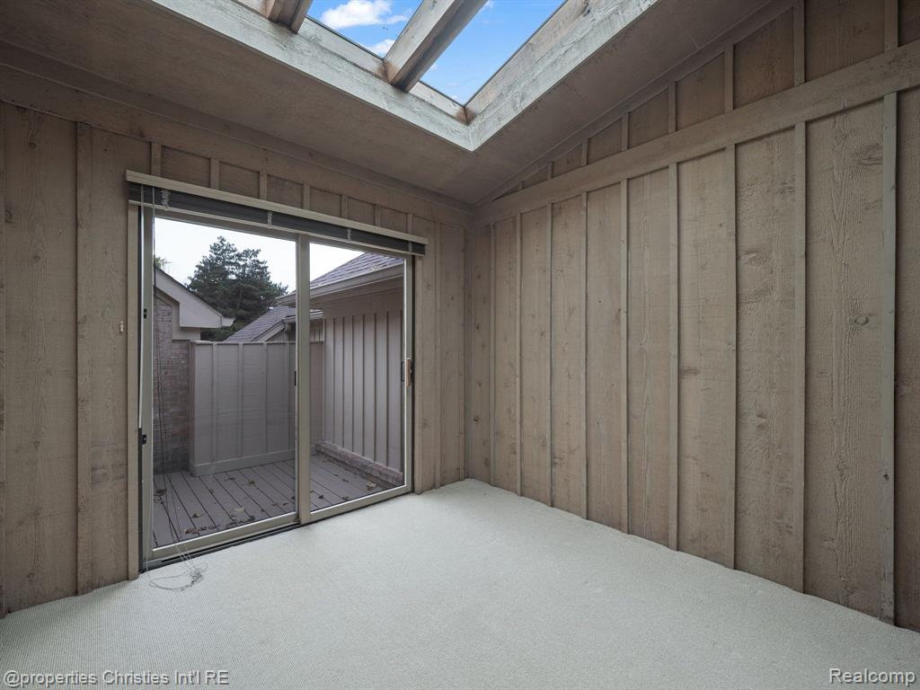 2459 HICKORY GLEN Drive, Bloomfield Hills, MI 48304 — Photo 18