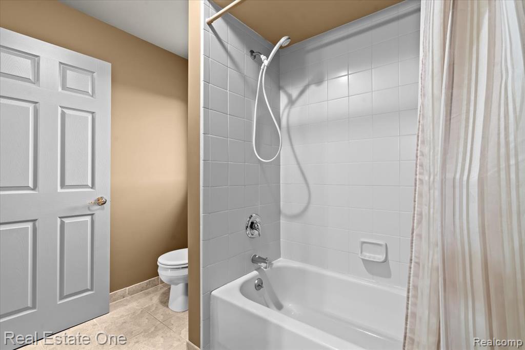 539 Olivia Drive, Milford, MI 48381 — Photo 32