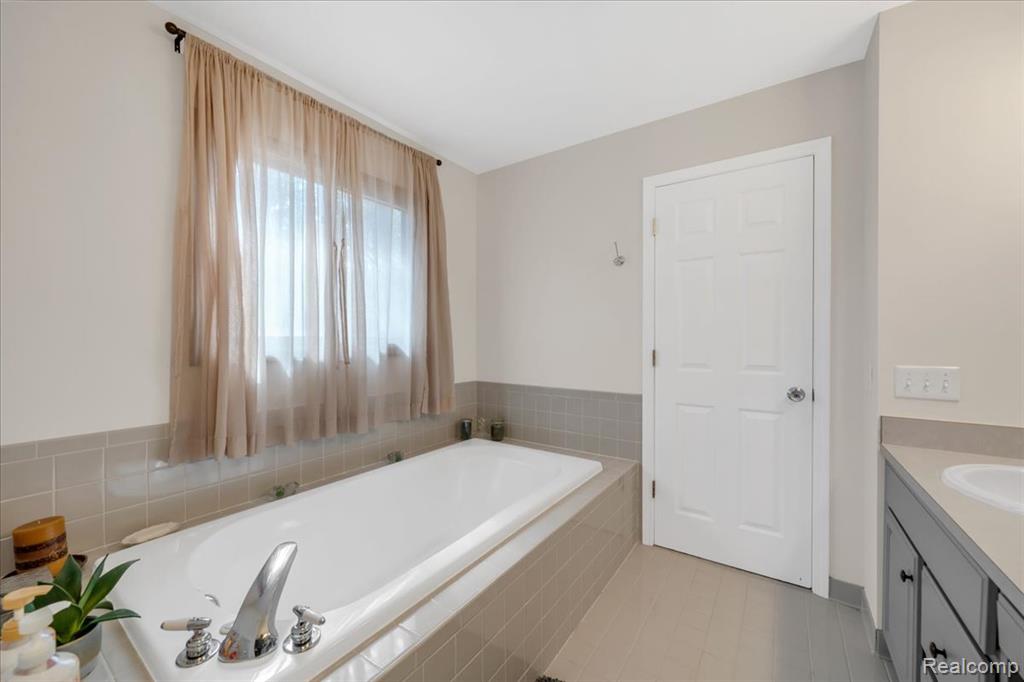 573 NAKOMIS Trail, Orion, MI 48362 — Photo 29