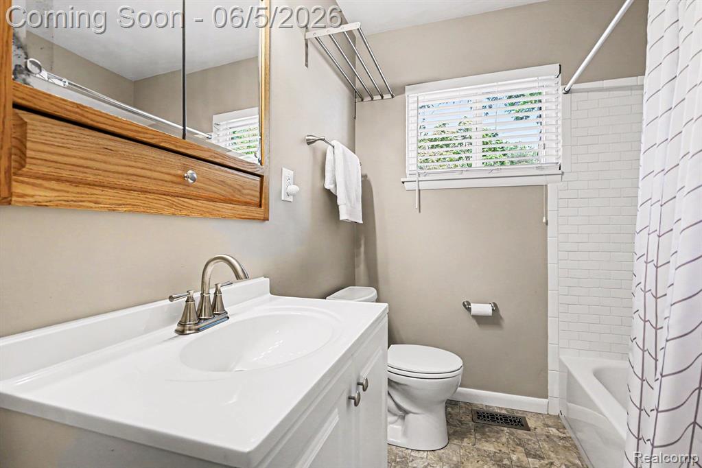 5603 Hallendale Road, Haslett, MI 48840 — Photo 16