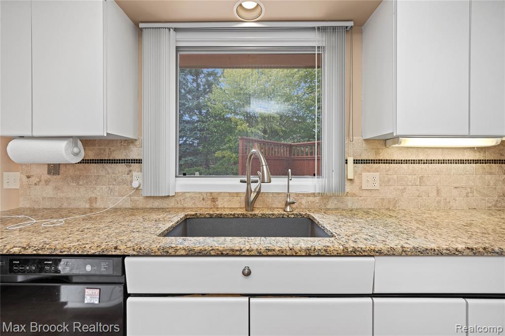 6684 Stonebridge E, West Bloomfield, MI — Photo 17