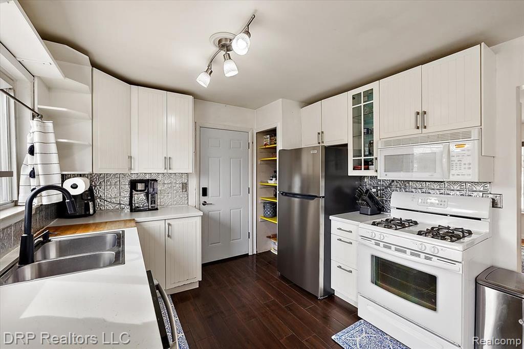 44012 Carrnation Drive, Sterling Heights, MI 48313 — Photo 15