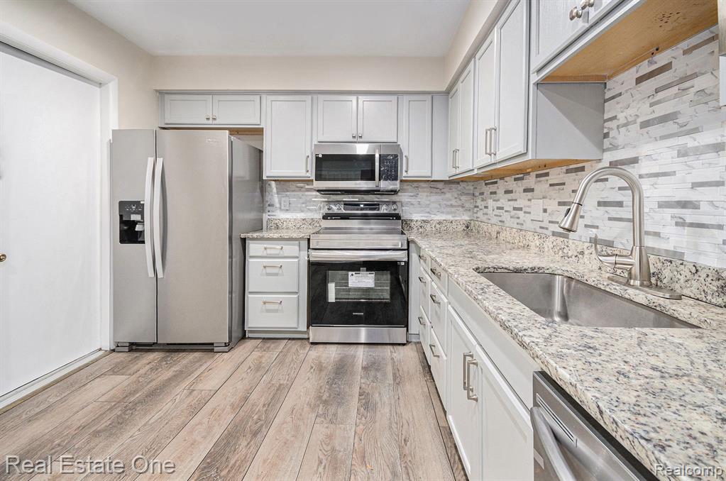 3092 LINDENWOOD Drive, Dearborn, MI 48120 — Photo 6