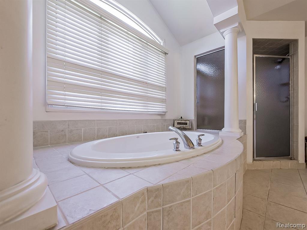 5570 HAMPSHIRE Drive, West Bloomfield, MI — Photo 44