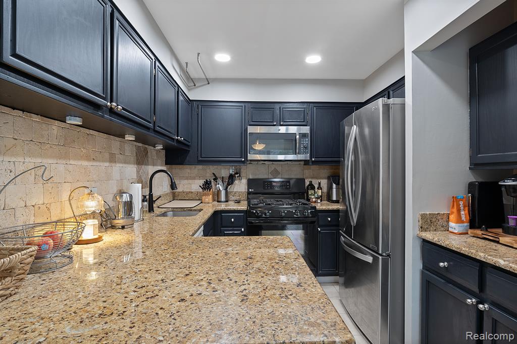 1561 S HILL Boulevard, Bloomfield Hills, MI 48304 — Photo 11