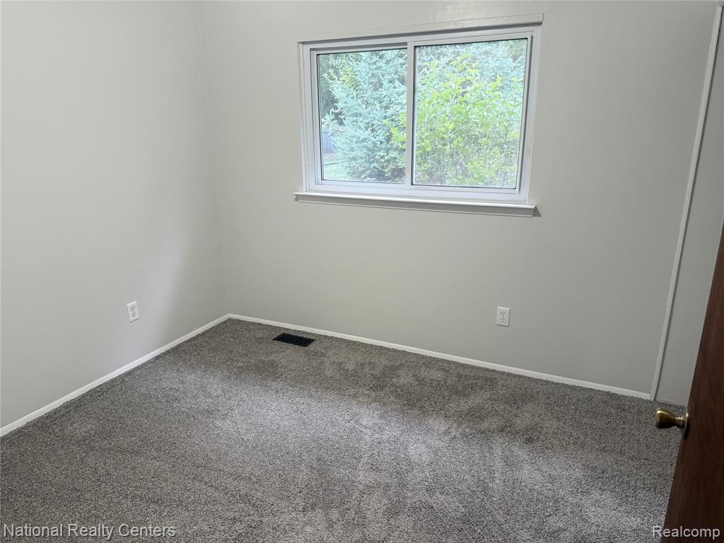 6790 Emily Court, Westland, MI — Photo 12
