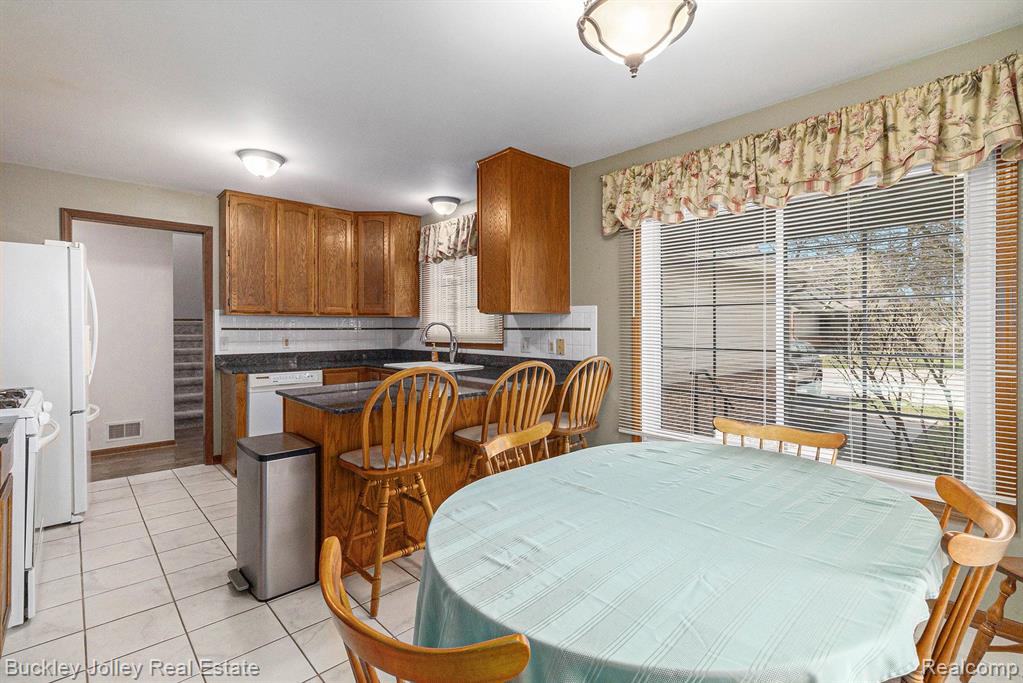 1036 PINEWOOD Court, Brighton, MI 48116 — Photo 3