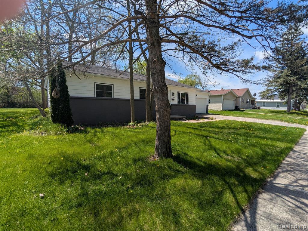 631 S ELM Street, Lapeer, MI 48446 — Photo 2