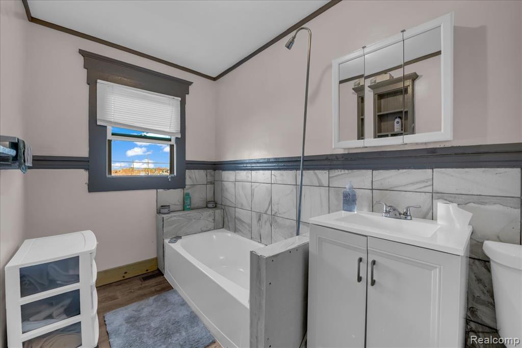 9390 Emmons, Detroit, MI 48214 — Photo 18