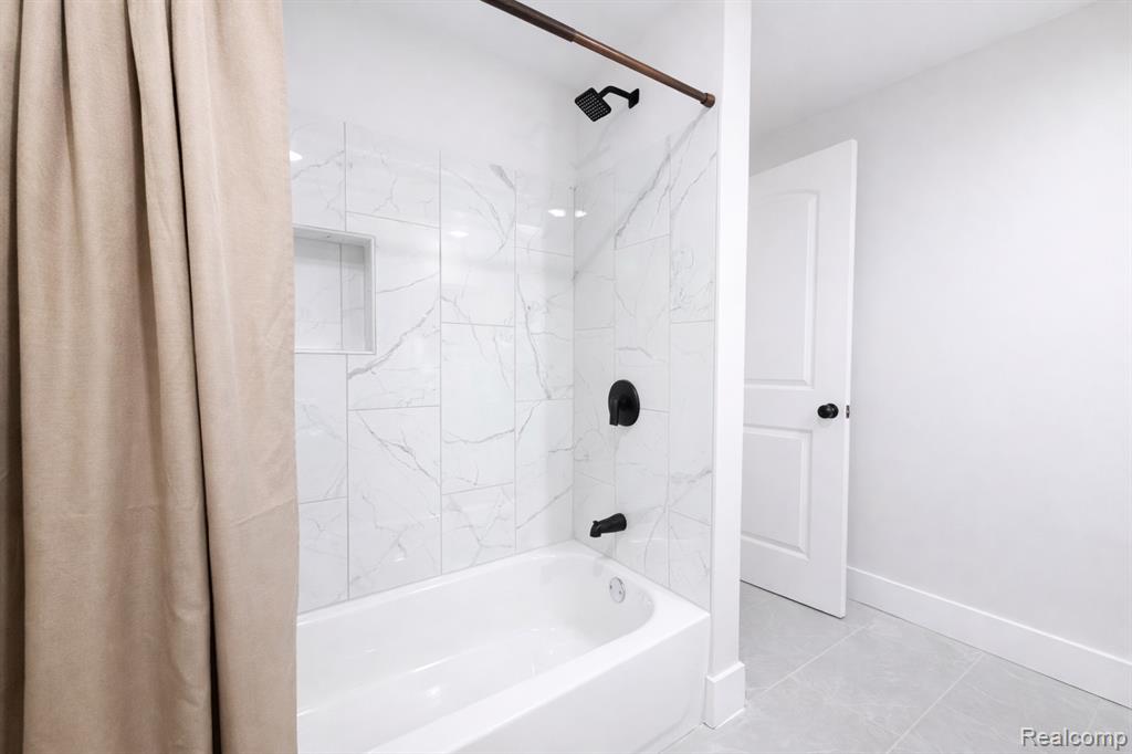 14851 Williamsburg Drive, Riverview, MI 48193 — Photo 33