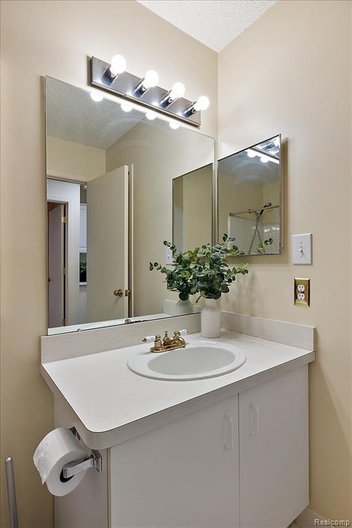 44800 Bayview Drive, 33, Novi, MI 48377 — Photo 33