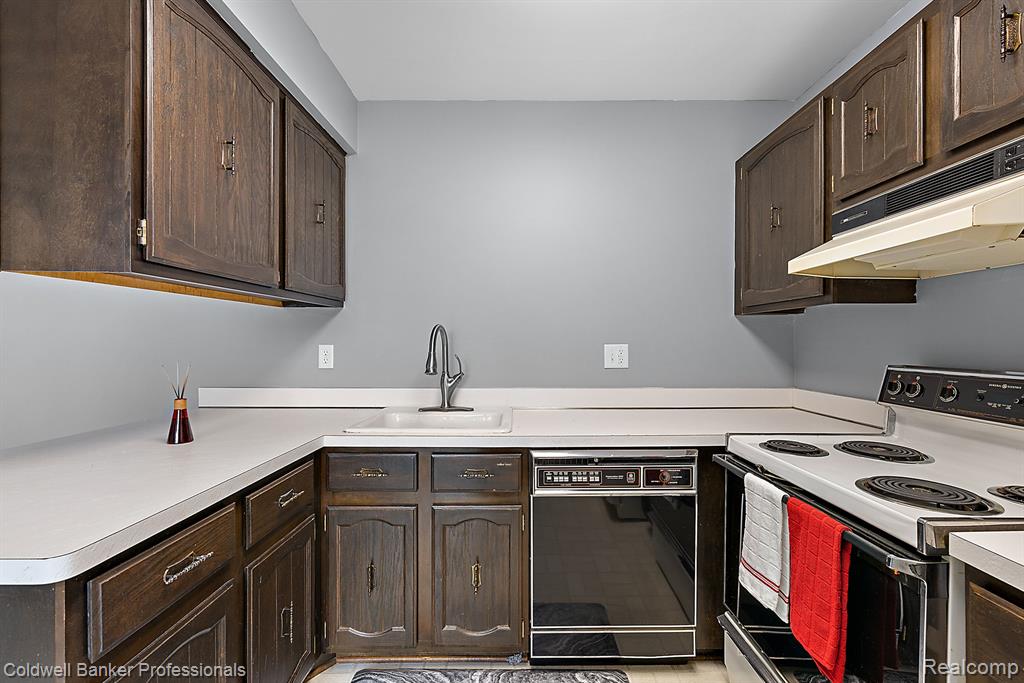 2685 ROUNDTREE Drive, Troy, MI 48083 — Photo 12