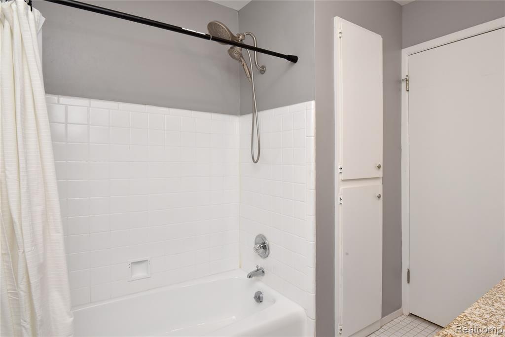4909 Crooks Road, C7, Royal Oak, MI 48073 — Photo 17