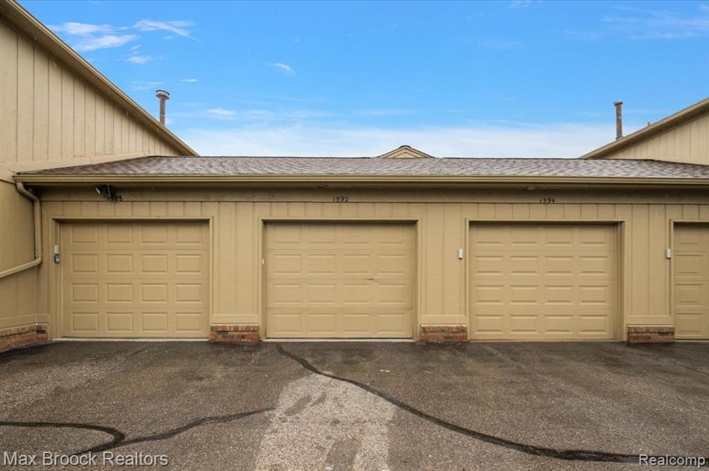 1592 S Hill Circle, Bloomfield Hills, MI 48304 — Photo 25