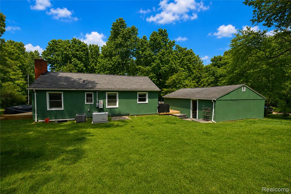 1405 Middle Road, Highland, MI — Photo 2