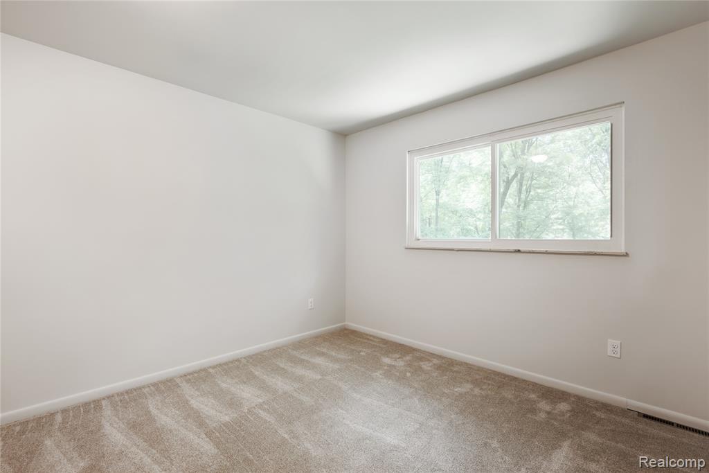6650 ELIZABETH LAKE Road, Waterford, MI 48327 — Photo 14