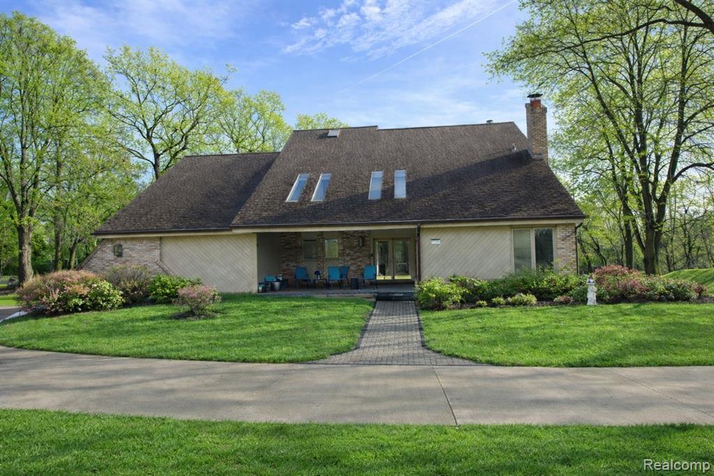 5106 Deer Run Circle, Orchard Lake Village, MI 48323