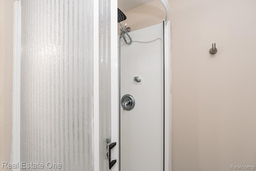 668 Sherry Drive, Lake Orion, MI 48362 — Photo 28