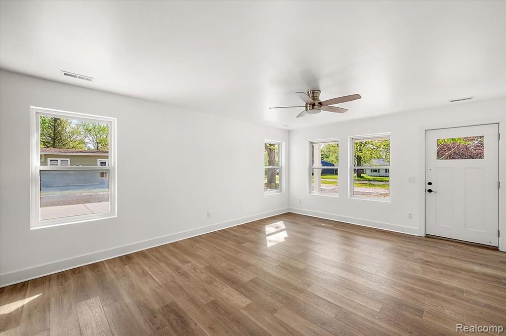 6165 Woodsdale Drive, Grand Blanc, MI 48439 — Photo 9