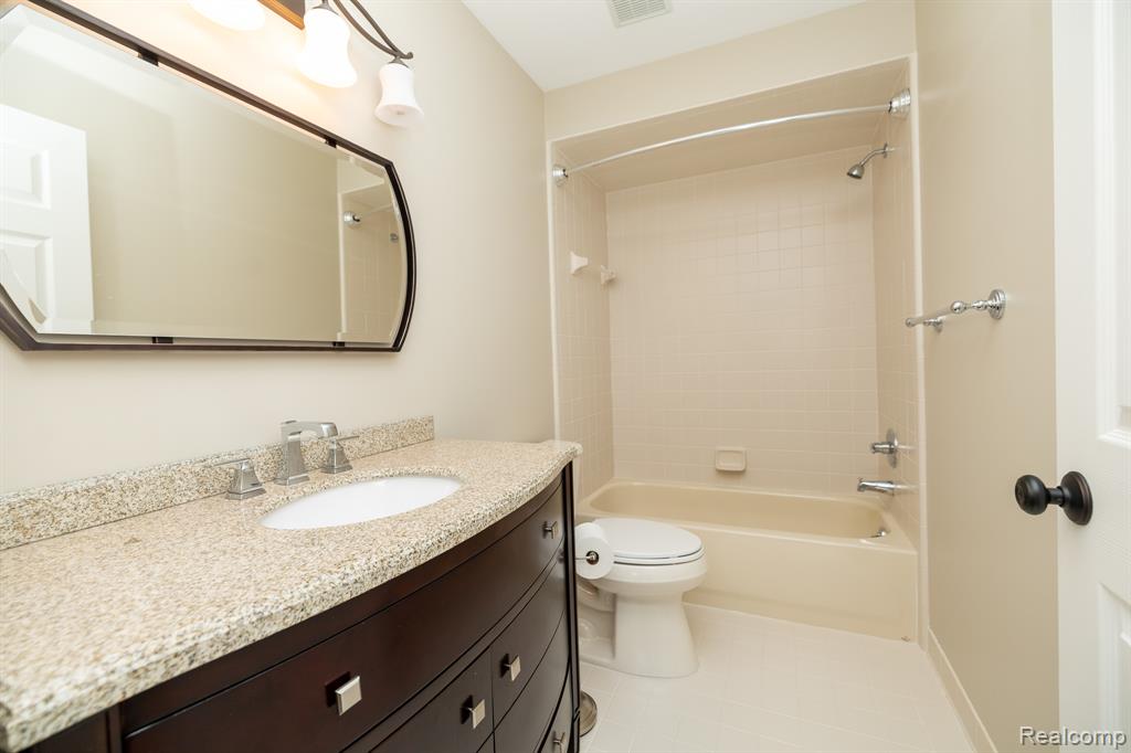 6056 Lochmore Drive, 49, Commerce Twp, MI 48382 — Photo 25