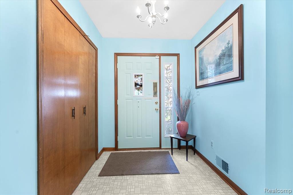 912 River Court, Wyandotte, MI 48192 — Photo 2