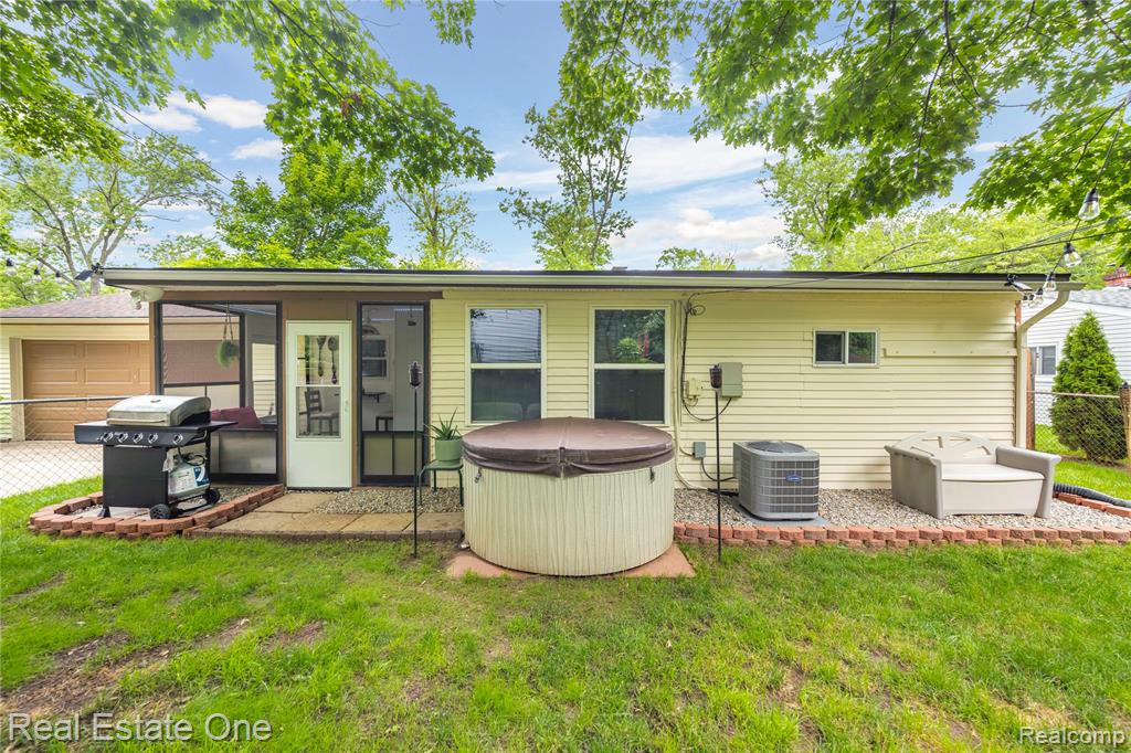 7241 Richardson Road, West Bloomfield, MI 48323 — Photo 25