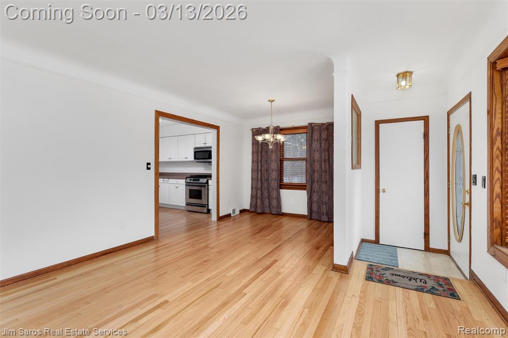 2204 Roslyn Road, Grosse Pointe Woods, MI 48236 — Photo 4