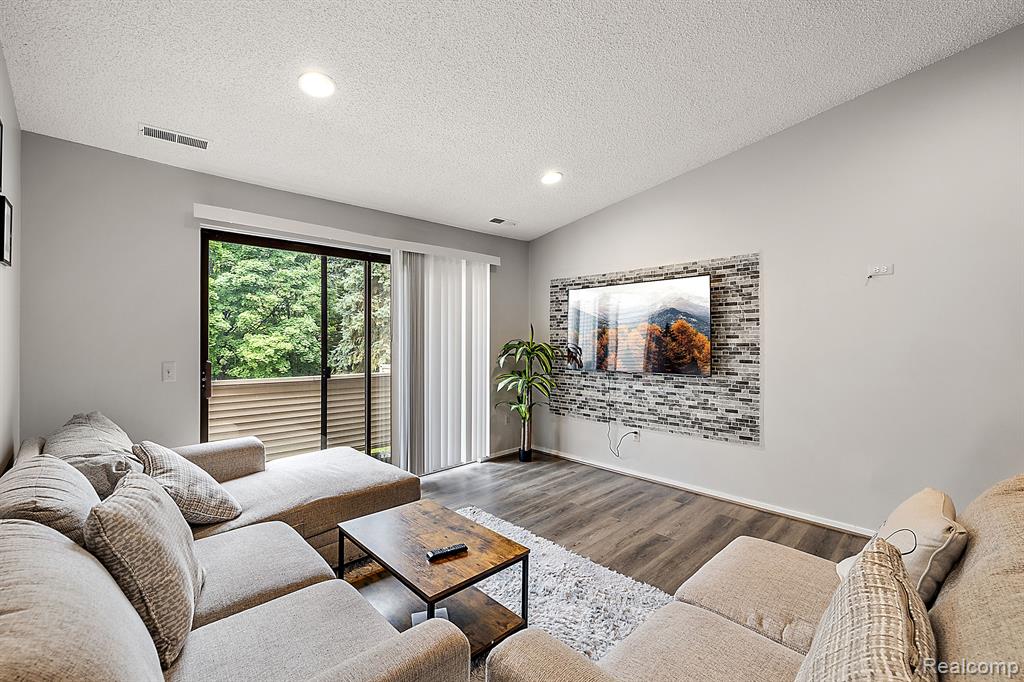 6660 RIDGEFIELD Circle, Unit #204, West Bloomfield, MI — Photo 4