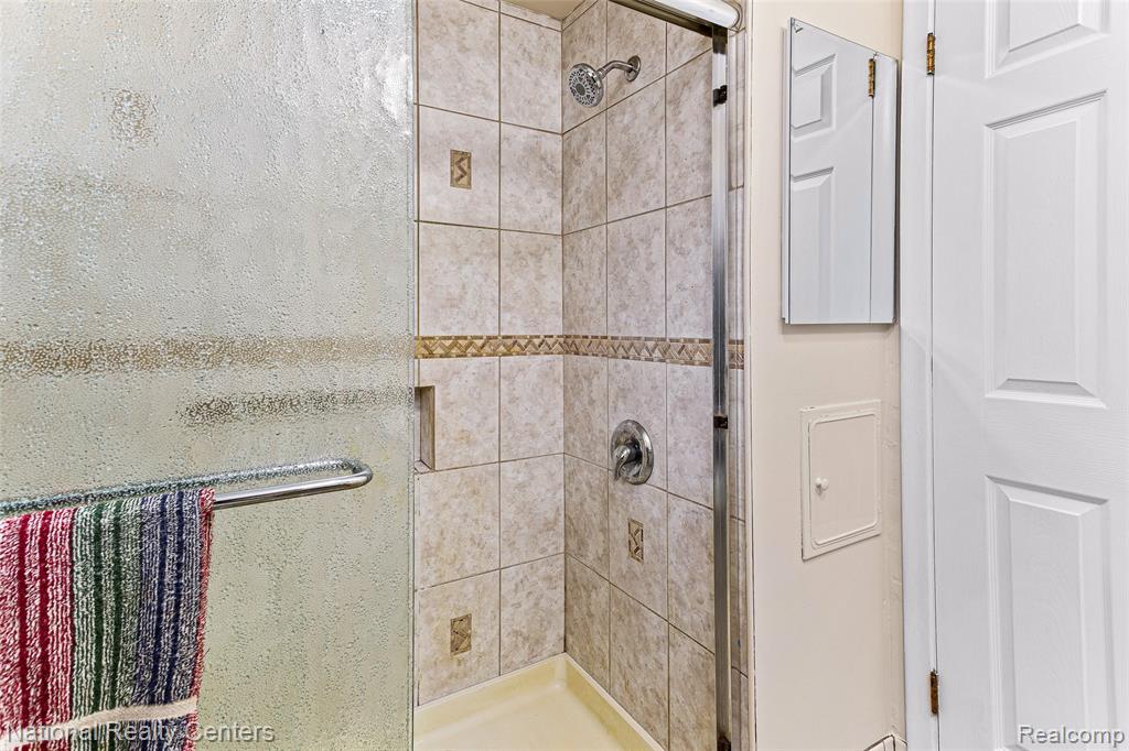 6104 Ardmore Park Circle, Dearborn Heights, MI 48127 — Photo 16