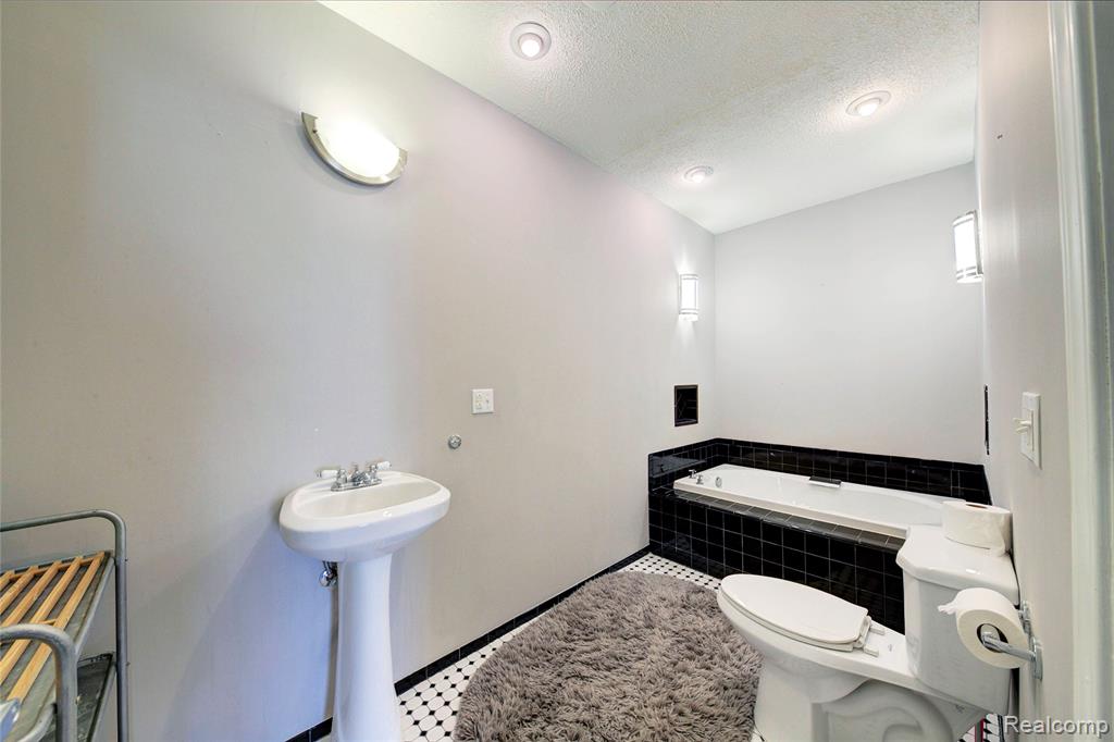 1040 Spirea, Howell, MI 48843 — Photo 31