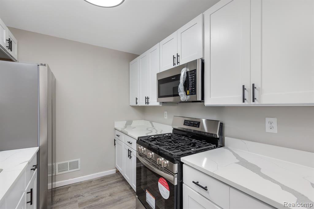 40440 NEWPORT Drive, Plymouth, MI 48170 — Photo 11
