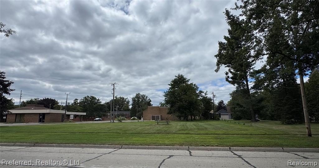 000 Lake Way, Farmington, MI 48335