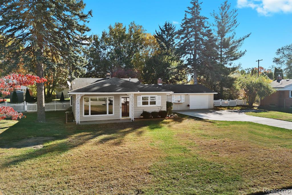 8946 OPORTO Street, Livonia, MI 48150 — Photo 30