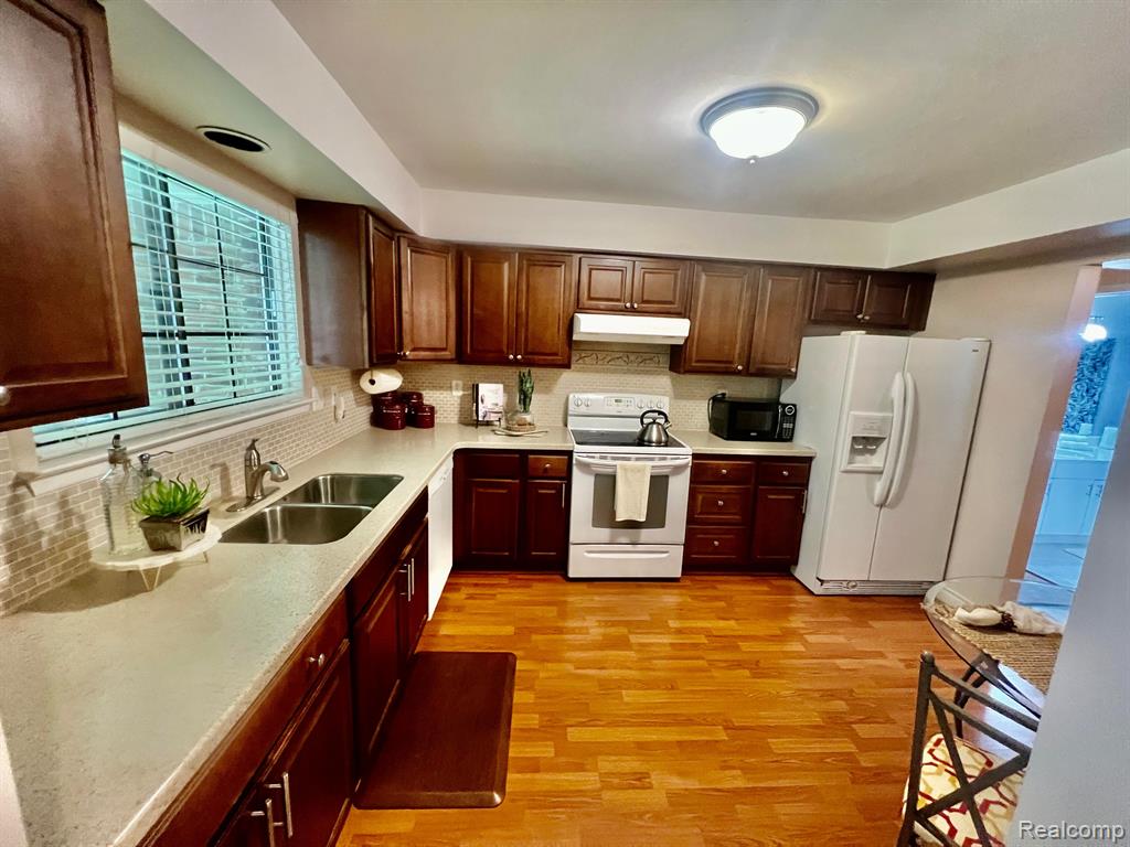 29577 PINE RIDGE Circle, Farmington Hills, MI 48331 — Photo 3