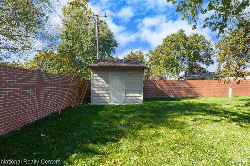 405 Pineview Court, Saint Clair Shores, MI 48081 — Photo 7