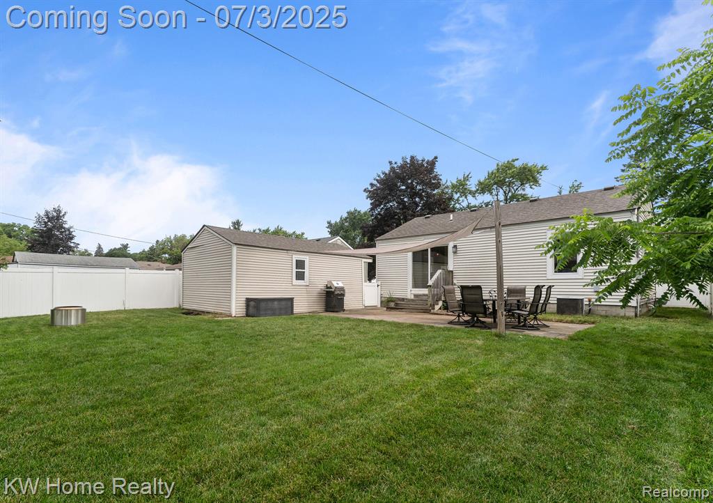 5575 Berkley Drive, Waterford, MI 48327 — Photo 24