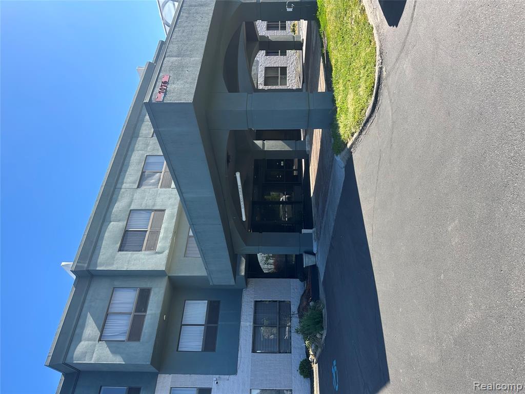 7076 Highland Road, Waterford, MI 48327