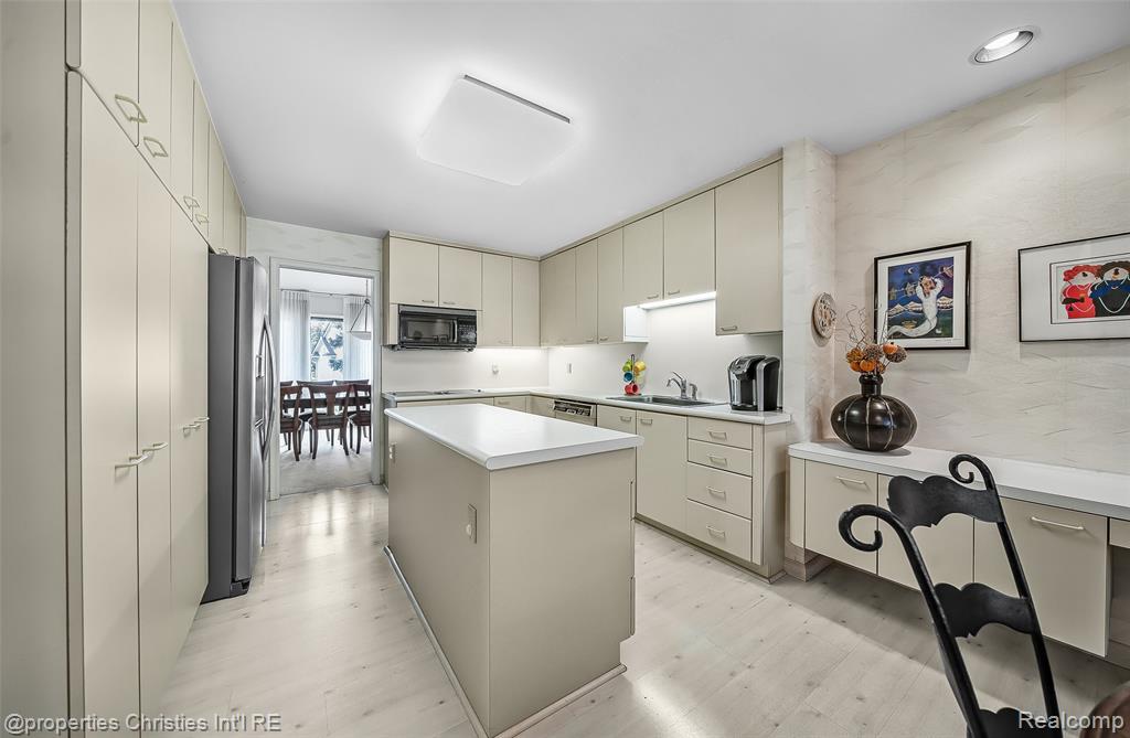 7569 Danbury Circle, West Bloomfield, MI — Photo 9