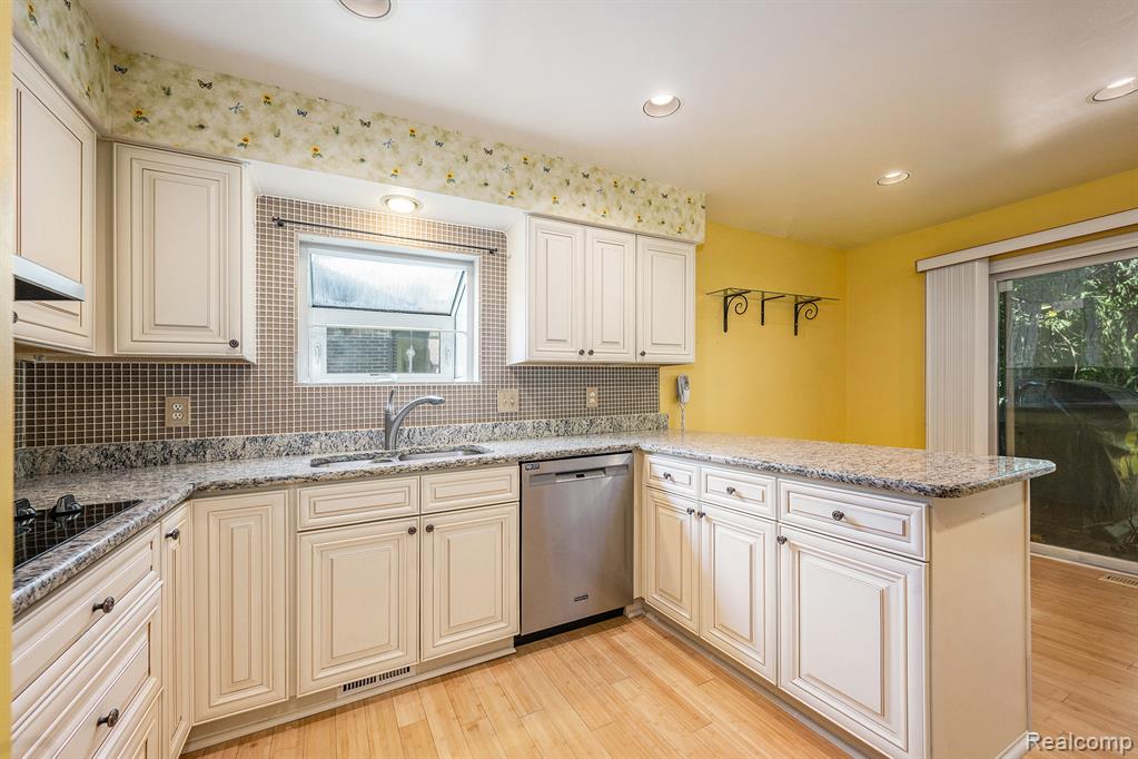 7446 Pepper Creek, West Bloomfield, MI — Photo 9