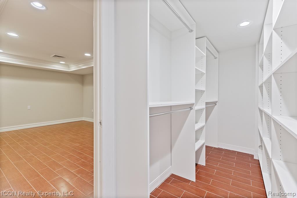 5215 DEER RUN Circle, Orchard Lake Village, MI 48323 — Photo 39