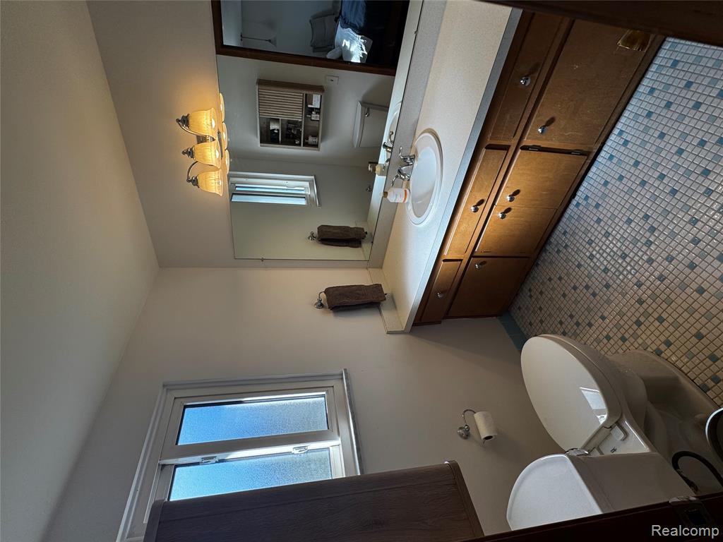 855 Avon Court, Grosse Pointe Woods, MI 48236 — Photo 9