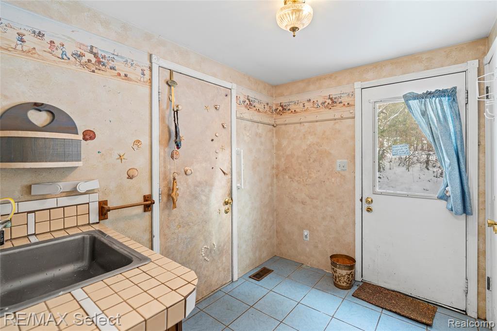 9710 Rattalee Lake Road, Clarkston, MI 48348 — Photo 25