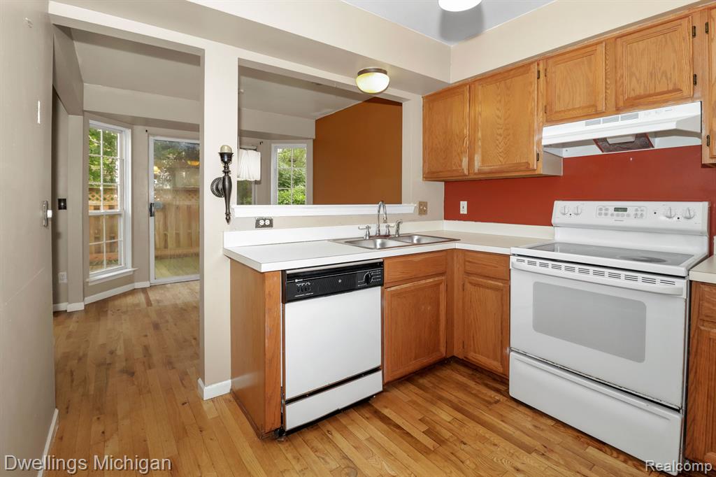 43547 YORKVILLE Drive, Canton, MI 48188 — Photo 4