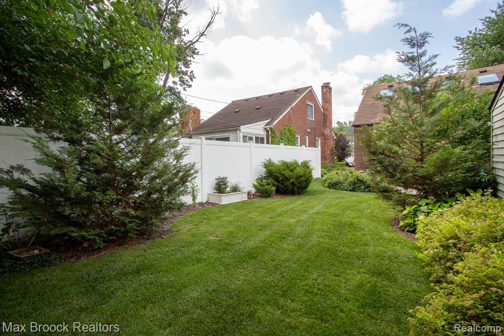 10564 Lasalle Boulevard, Huntington Woods, MI — Photo 47