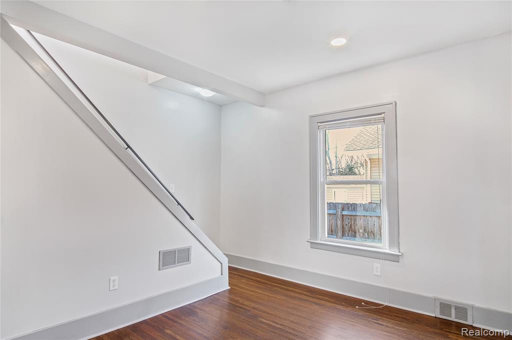 565 W Saratoga Street, Fenton, MI 48220 — Photo 10