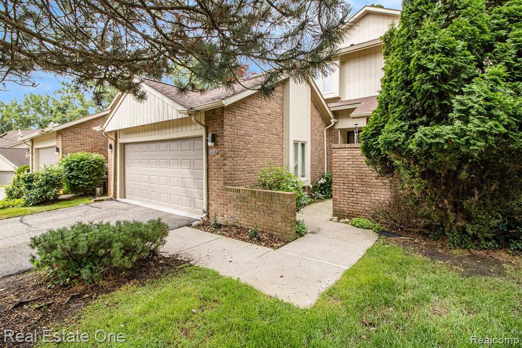 5537 Walnut Circle W, West Bloomfield, MI — Photo 2
