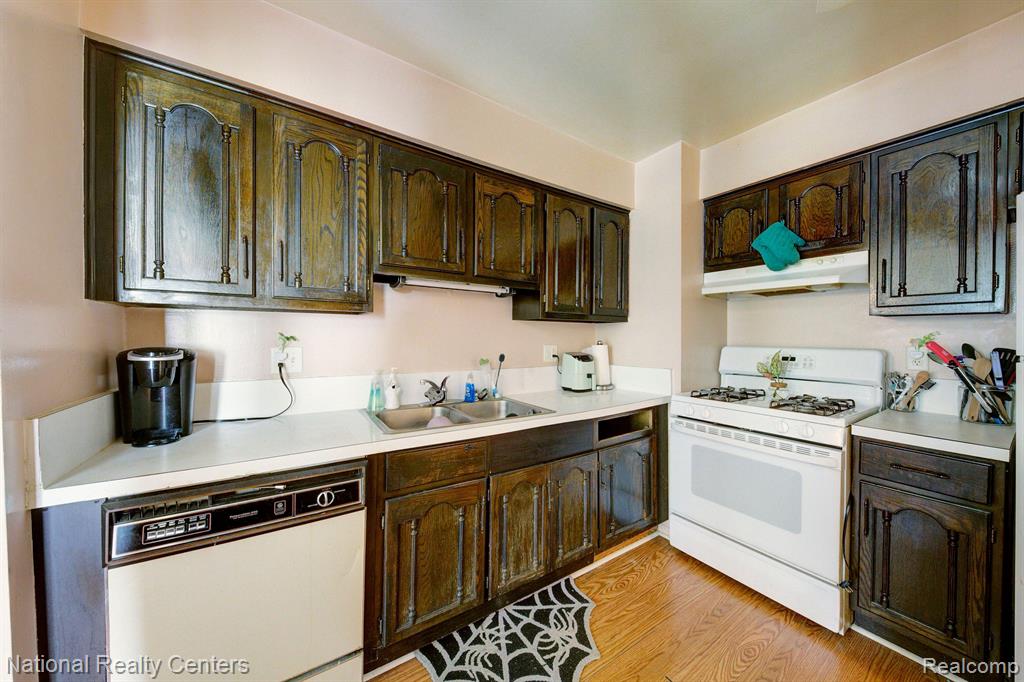 41702 BEDFORD Drive, Canton, MI 48187 — Photo 8