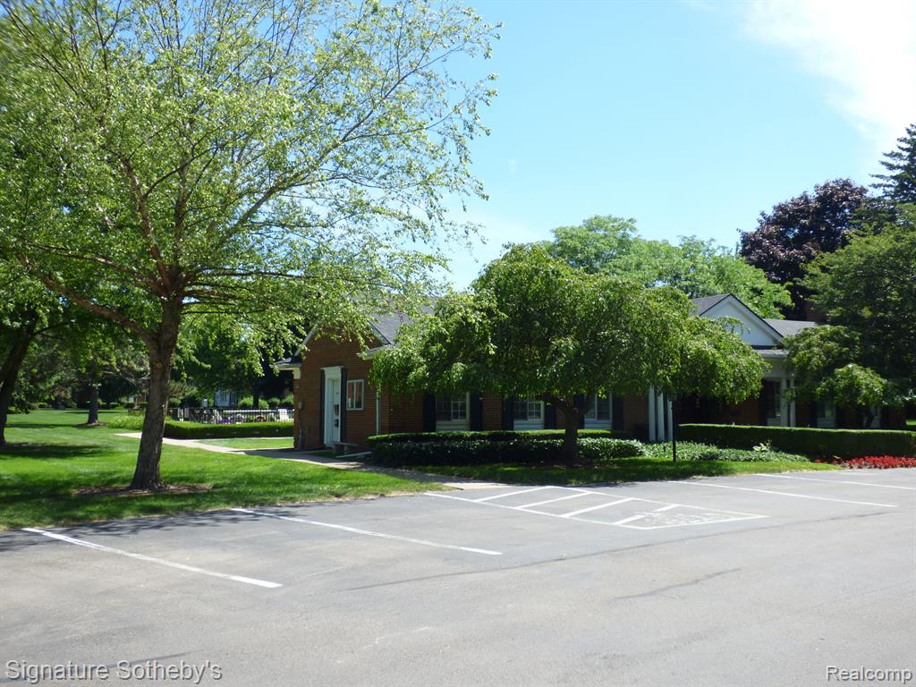 640 E FOX HILLS Drive, Bloomfield Hills, MI 48304 — Photo 23
