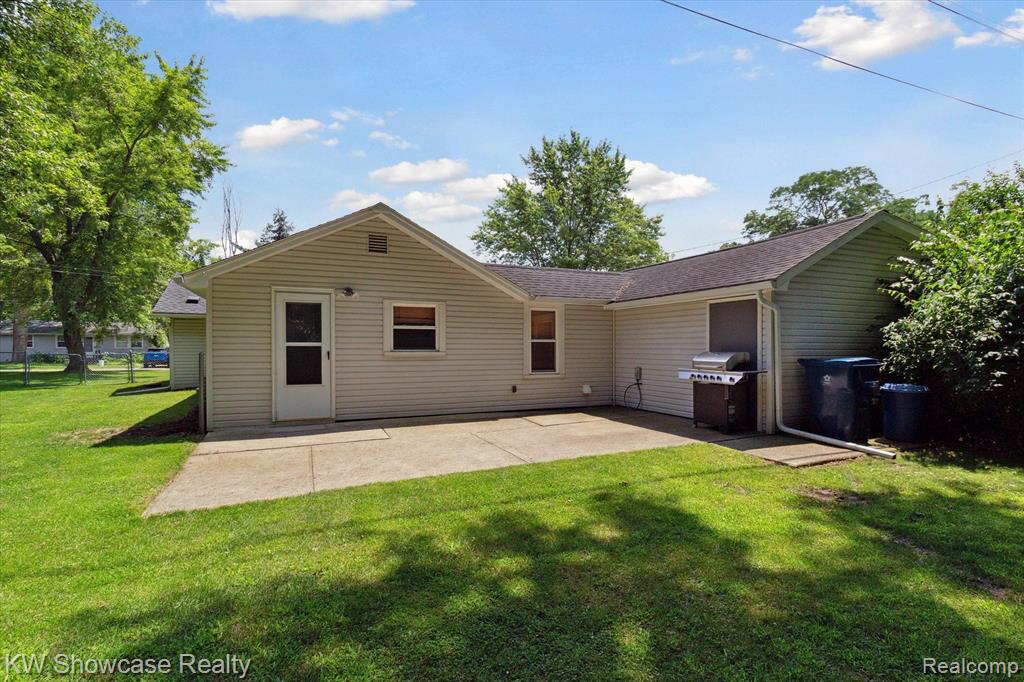 890 FARNSWORTH Road, White Lake, MI — Photo 35