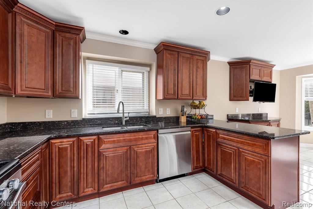 51569 PINEWOOD Drive, Macomb, MI 48042 — Photo 17